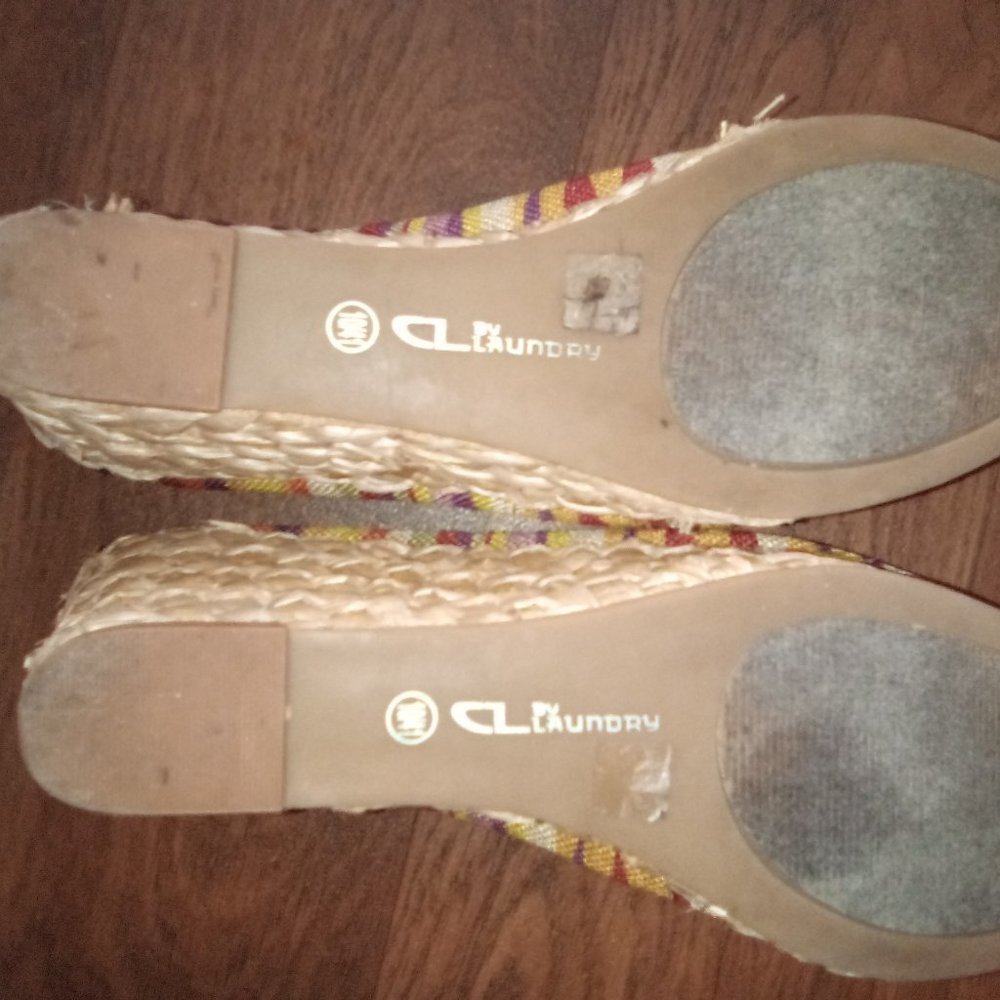Very Unique Shoe - Picture 5 of 6